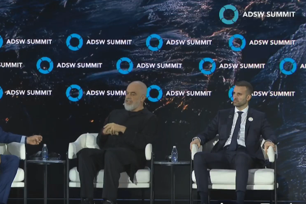 T&euml; duket vetja pasardh&euml;s i Platonit dhe Aristotelit, por nuk je.