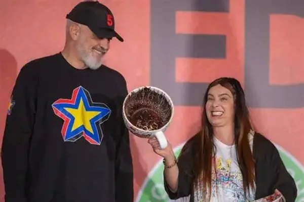 &Ccedil;far&euml; m&euml; tha Rama pasi i pash&euml; filxhanin? Flet Delinda