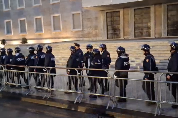 Kordon i dyfisht&euml; policie para Kryeministris&euml;!