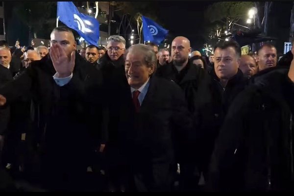 Berisha l&euml; selin&euml; e PD-s&euml; p&euml;r t&euml; nisur protest&euml;n