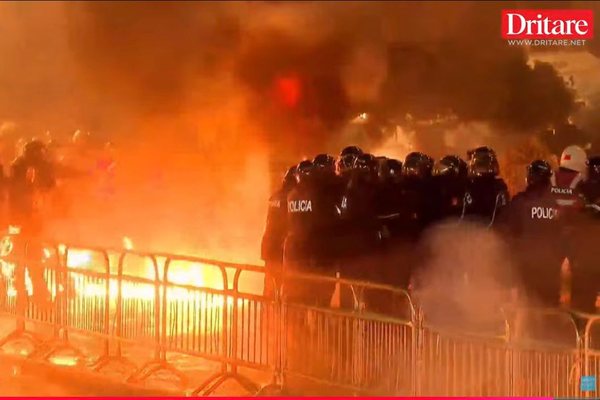 PD n&euml; protest&euml;, bresh&euml;ri molotov&euml;sh drejt