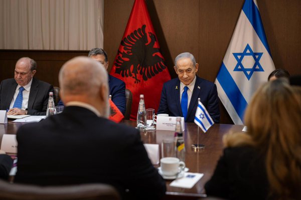 Vizita n&euml; Izrael, Rama pritet nga kryeministri Netanjahu