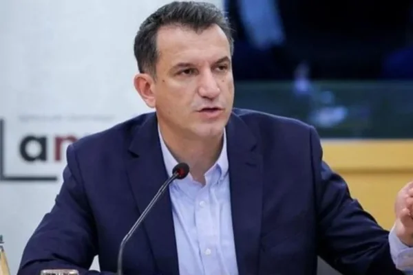 Veliaj k&euml;rkon lirimin, Kushtetuesja pranon ta shqyrtojn&euml; si