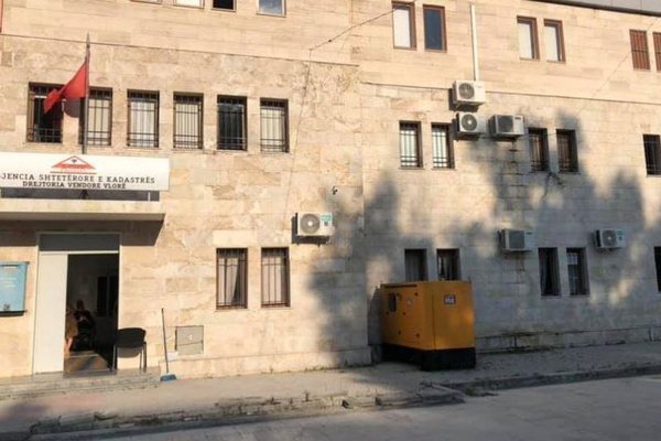 Kadastra e Vlor&euml;s shp&euml;rngulet n&euml; Tiran&euml;, punonj&euml;sit dhe