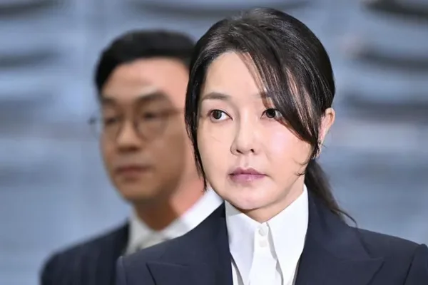 Dhurata luksoze n&euml; k&euml;mbim t&euml; favoreve. Ish-zonja e par&euml; e