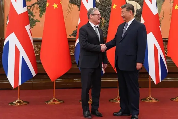 Takimi me dyer t&euml; mbyllura mes Starmer dhe Xi! Ja &ccedil;far&euml; u