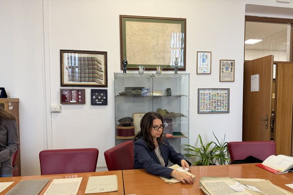 P&euml;r her&euml; t&euml; par&euml;, nj&euml; gazetare shqiptare hyn n&euml;