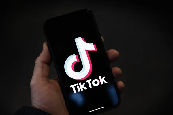 I bllokuar prej nj&euml; viti, qeveria hap rrjetin social TikTok