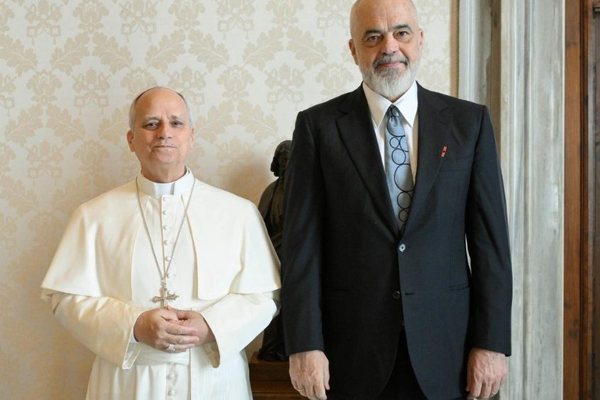 Rama pritet nga Papa Leone XIV n&euml; Pallatin Apostolik!