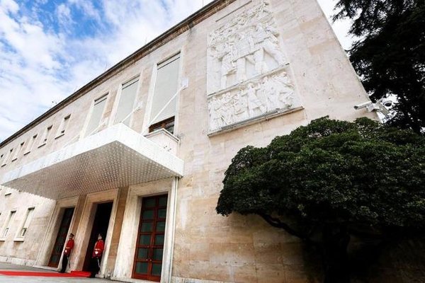 Qeveria miraton indeksimin e pagave p&euml;r administrat&euml;n dhe kategori