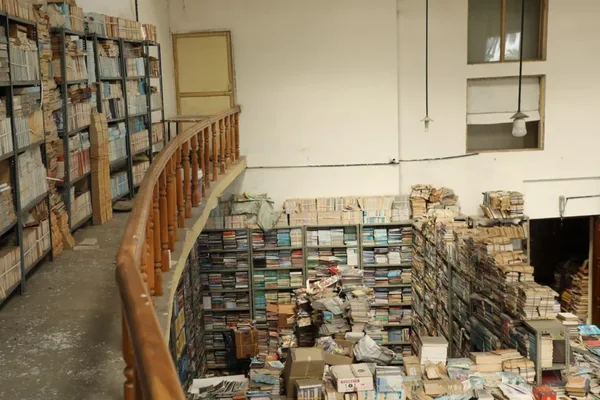 Pun&euml;tori i fabrik&euml;s s&euml; sheqerit krijon bibliotek&euml;n me 2