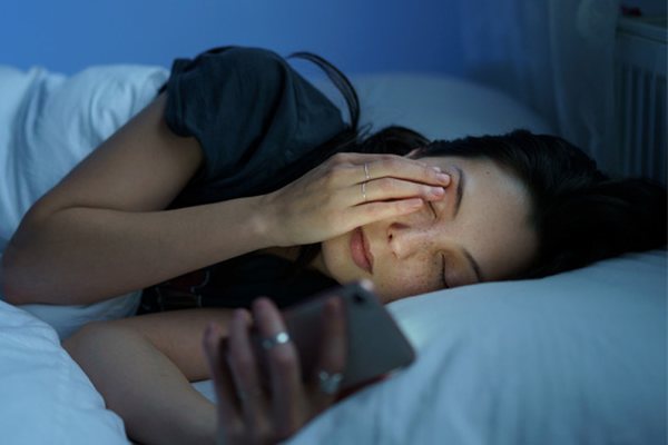 Je &ldquo;buf nate&rdquo;? Fli gjum&euml;, sepse po d&euml;mton zemr&euml;n!