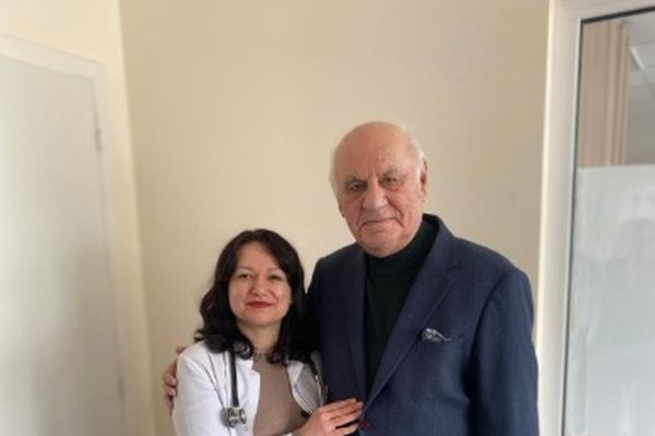 President Moisiu s&euml;rish n&euml; k&euml;mb&euml;. Mjek&euml;t e