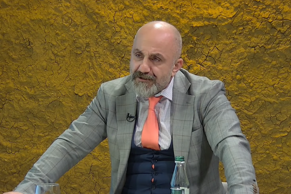 A do futet PD n&euml; &ccedil;ad&euml;r! Flet Romeo Kara!