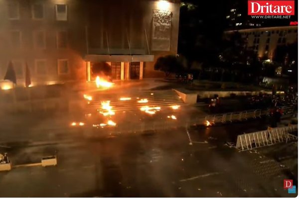 Pamjet live/ Berisha mbaron fjal&euml;n, nisin molotov&euml;t drejt