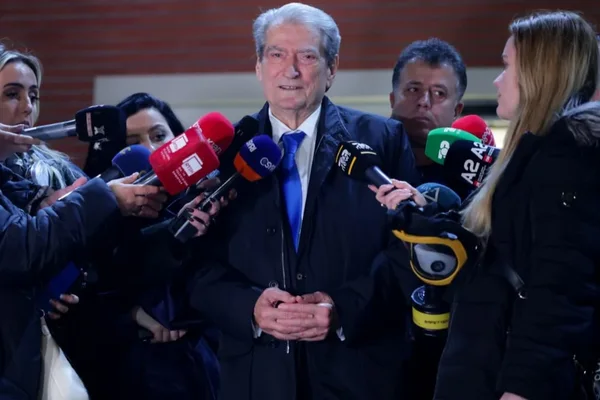 Berisha paralajm&euml;ron protest&euml; m&euml; 20 shkurt. Mesazh policis&euml;: