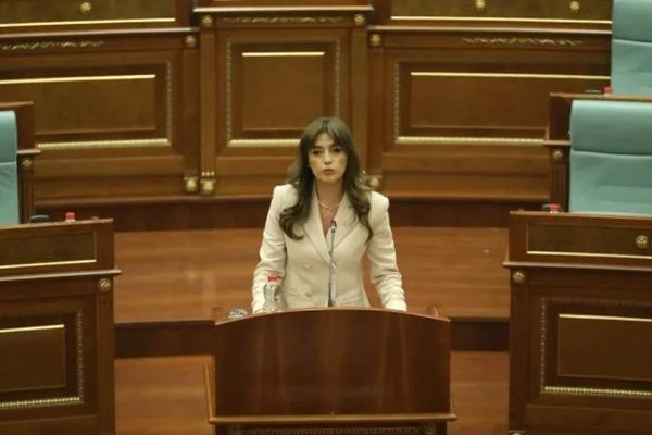 Konstituohet Kuvendi i Kosov&euml;s. Albulena Haxhiu zgjidhet kryetare