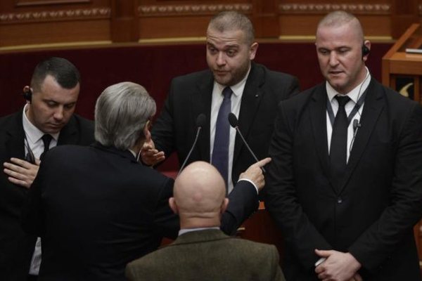 Bido-Berish&euml;s: Kush t&euml; pagoi p&euml;r t&rsquo;ia shitur naft&euml;n