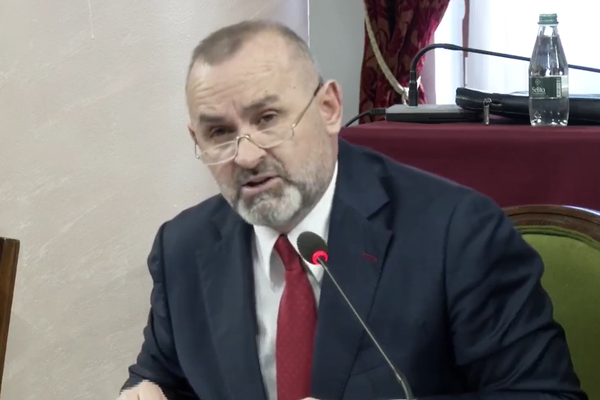 Ja zyrtar&euml;t q&euml; nuk mund t&euml; pezullohen nga detyra me vendim