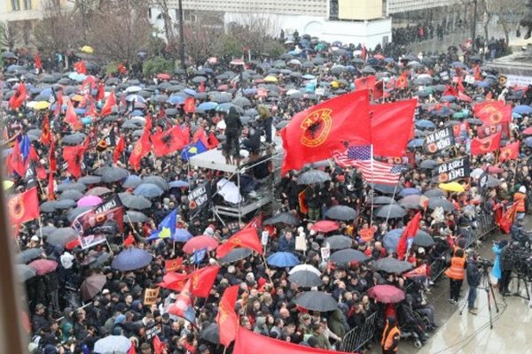 Drejt&euml;si, jo politik&euml;/ Mij&euml;ra shqiptar&euml; protest&euml;
