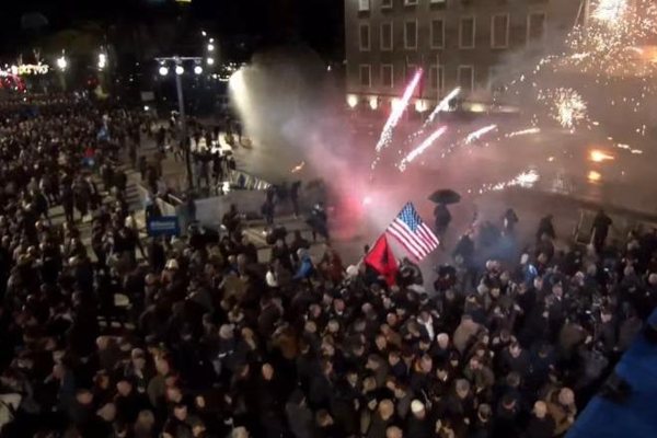 Live/ Kryeministria sulmohet me molotov&euml; e fishekzjarr&euml;