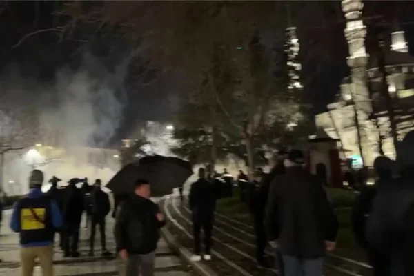 Protesta e opozit&euml;s para Kuvendit, protestuesit hedhin molotov&euml;