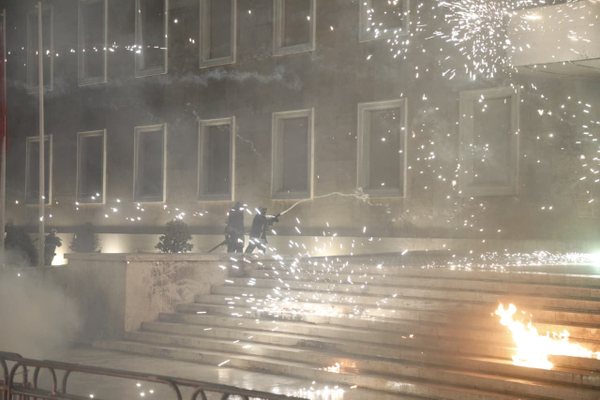 Protesta e dhunshme, policia shoq&euml;ron 25 persona