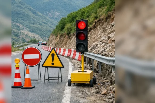 Bllokohet aksi Librazhd&ndash;Prrenjas: Ura rrezikon shembjen, devijohet