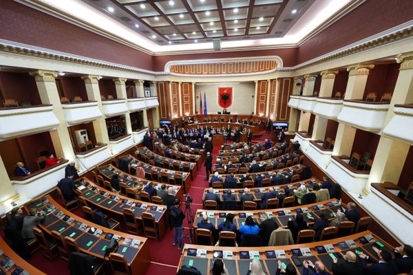 Kuvendi miraton rezolut&euml;n p&euml;r shpalljen e Iranit shtet sponsor t&euml;