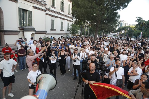 Pamjet/ Pas dhun&euml;s n&euml; protest&euml;n e Zv&euml;rnecit, qytetar&euml;t