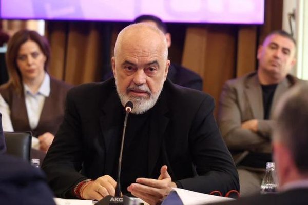 Reagon Rama: I thirr&euml;n njer&euml;zit t&euml; protestojn&euml; kund&euml;r