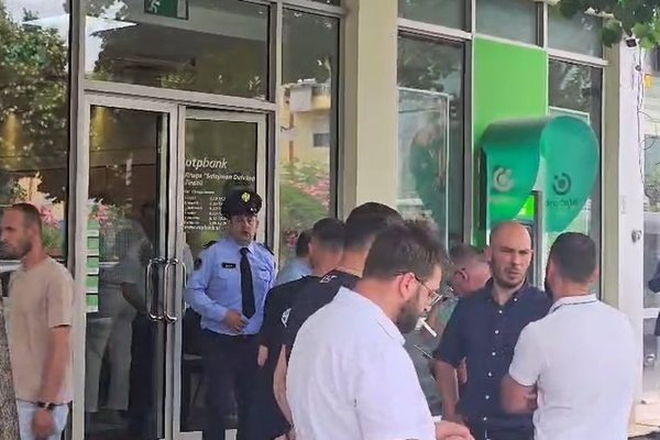 Grabitet me arm&euml; nj&euml; bank&euml; te stadiumi 'Selman