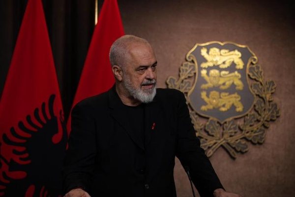 Resorti n&euml; Zv&euml;rnec/ Rama fton protestuesit: Zgjidhni 20