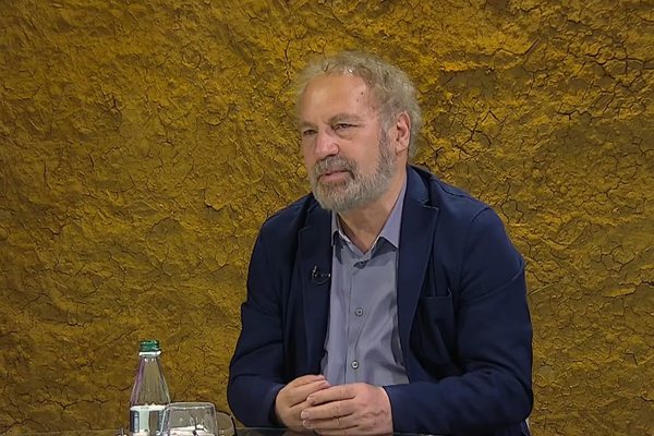 Visar Zhiti rr&euml;fen koh&euml;n e burgut dhe letr&euml;n sekrete t&euml;