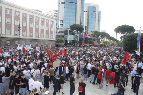 Shqip&euml;ria n&euml; Drudge Report: Amerika flet p&euml;r protestat