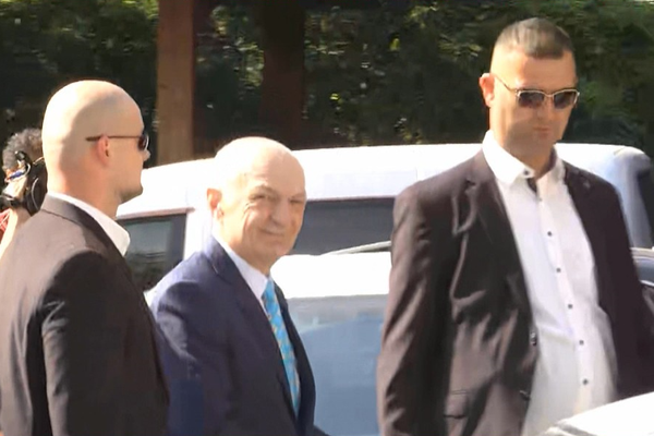 Ndarja nga jeta e t&euml; atit, Ilir Meta l&euml; s&euml;rish qelin&euml; dhe