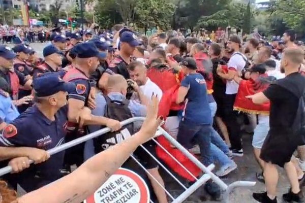 Video/ Tensione n&euml; protest&euml;n p&euml;r Zv&euml;rnecin, protestuesit
