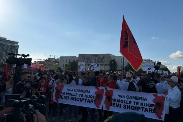 Nis protesta p&euml;r Zv&euml;rnecin/ Qytetar&euml;t marshojn&euml; drejt