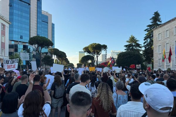 5 k&euml;rkesat e protestuesve p&euml;r Ram&euml;n!