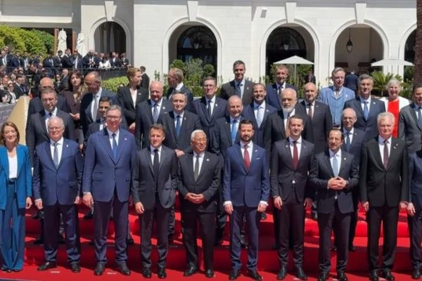 Fotoja familjare e samitit n&euml; Tivar, lider&euml;t e BE-s&euml; dhe