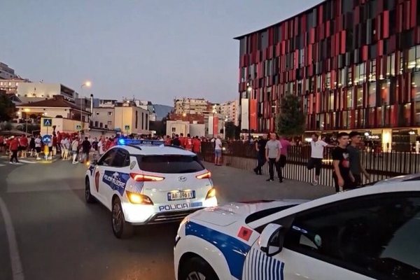 Policia publikon planin e masave p&euml;r ndeshjen