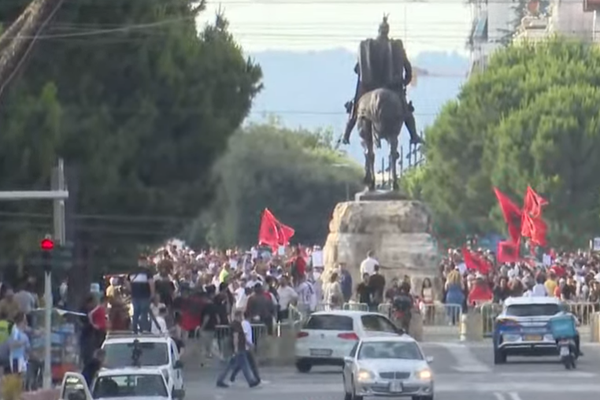 Me pankarta dhe flamuj, qytetar&euml;t n&euml; dit&euml;n e 7-t&euml; t&euml;