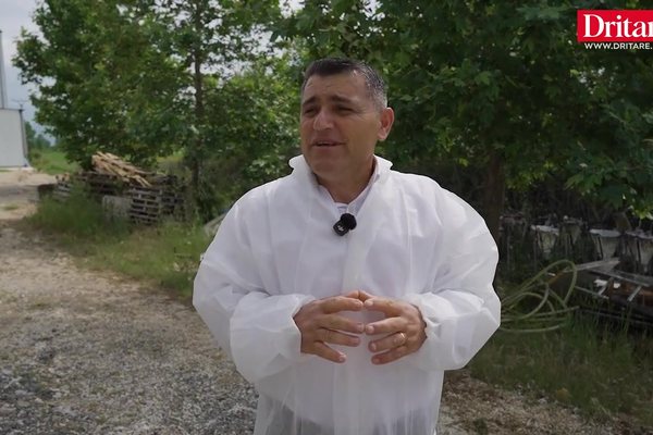 Flet fermeri q&euml; humbi nj&euml; kapanon me derra nga zjarri. Ja