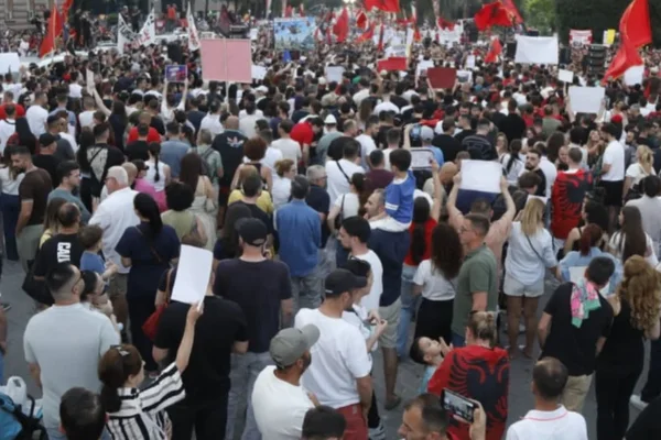 Dita e tet&euml; e protest&euml;s kund&euml;r projektit n&euml;
