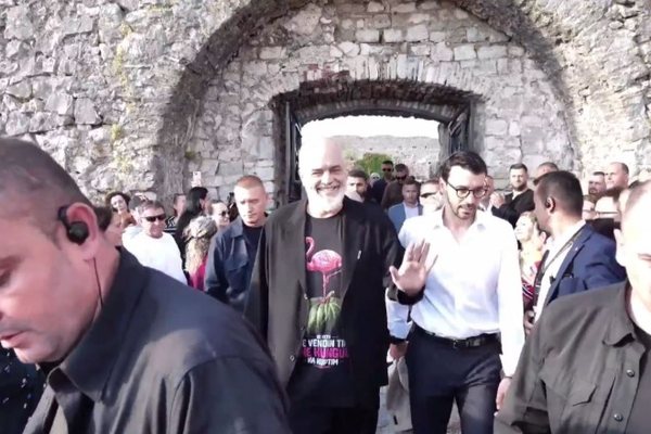 Rama n&euml; Shkod&euml;r me bluz&euml; me flamingo