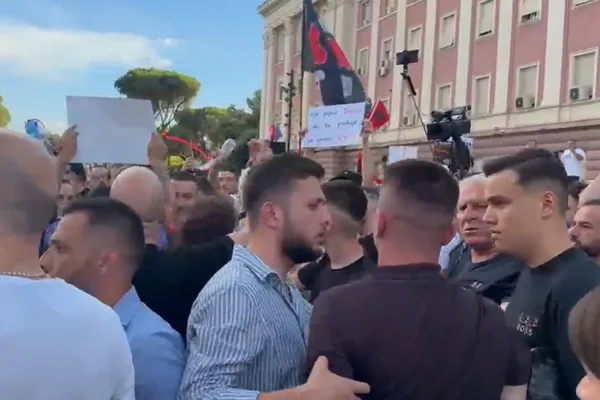 Tensione n&euml; protest&euml;n para Kryeministris&euml;, protestuesit