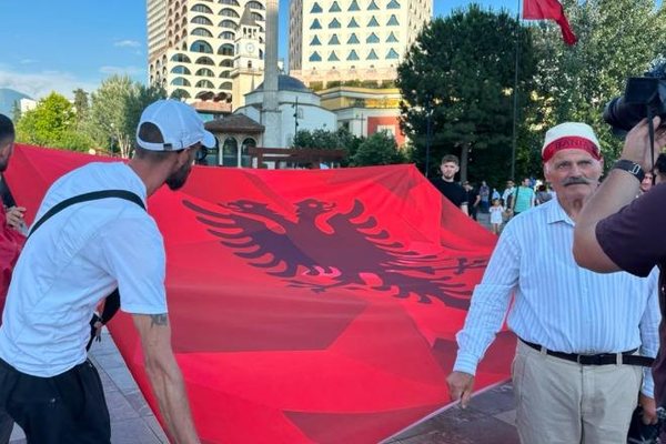 Dita e 10-t&euml; e protest&euml;s p&euml;r Zv&euml;rnecin, protestuesit