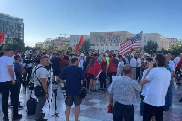 Nis protesta mbar&euml;komb&euml;tare p&euml;r Zv&euml;rnecin, protestuesit