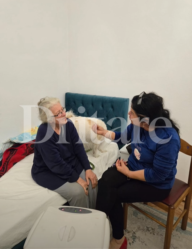 Vetëm qeni i qëndroi besnik. Strehohet nëna e braktisur në