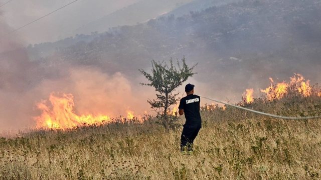 Zjarri në Dropull, lëndohen dy zjarrfikës